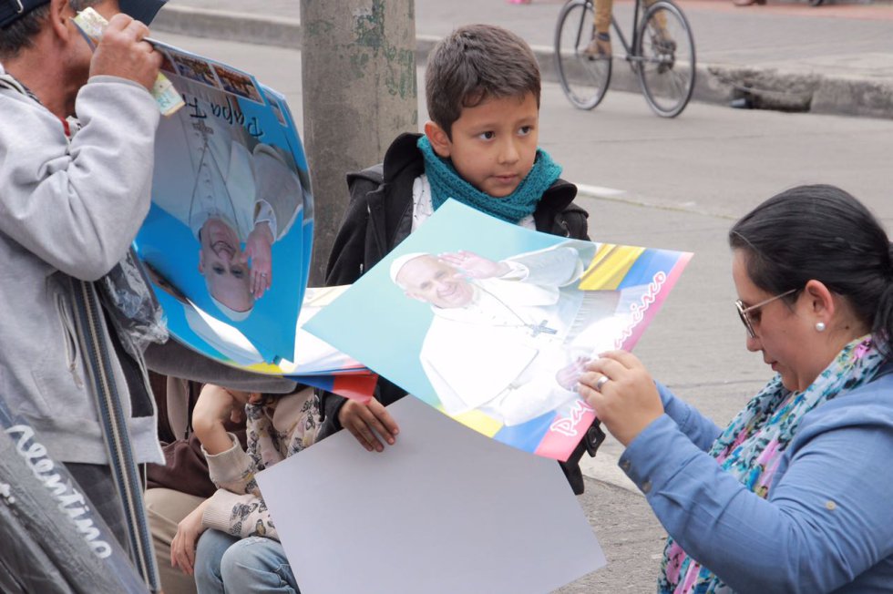 Si quiere ver al Papa a su paso por la Avenida Calle 26 o Avenida El Dorado, la Secretaría de Movilidad le recomienda llegar en cualquier modo de transporte antes del mediodía. Si quiere ver al Papa a su paso por la Avenida Calle 26 o Avenida El Dorado, la Secretaría de Movilidad le recomienda llegar en cualquier modo de transporte antes del mediodía.