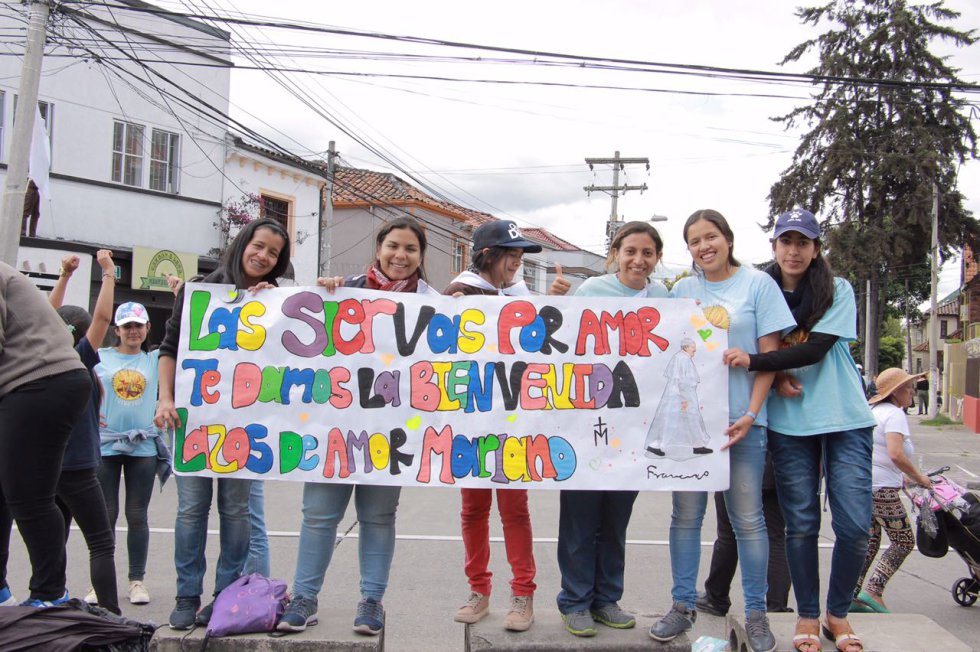 Para esta ocasión se contará con el apoyo de casi 7.650 voluntarios, que apoyarán la logística y seguridad en las actividades entorno a la visita del papa. Entre ellos 1.000 son funcionarios de entidades distritales. Para esta ocasión se contará con el apoyo de casi 7.650 voluntarios, que apoyarán la logística y seguridad en las actividades entorno a la visita del papa. Entre ellos 1.000 son funcionarios de entidades distritales.