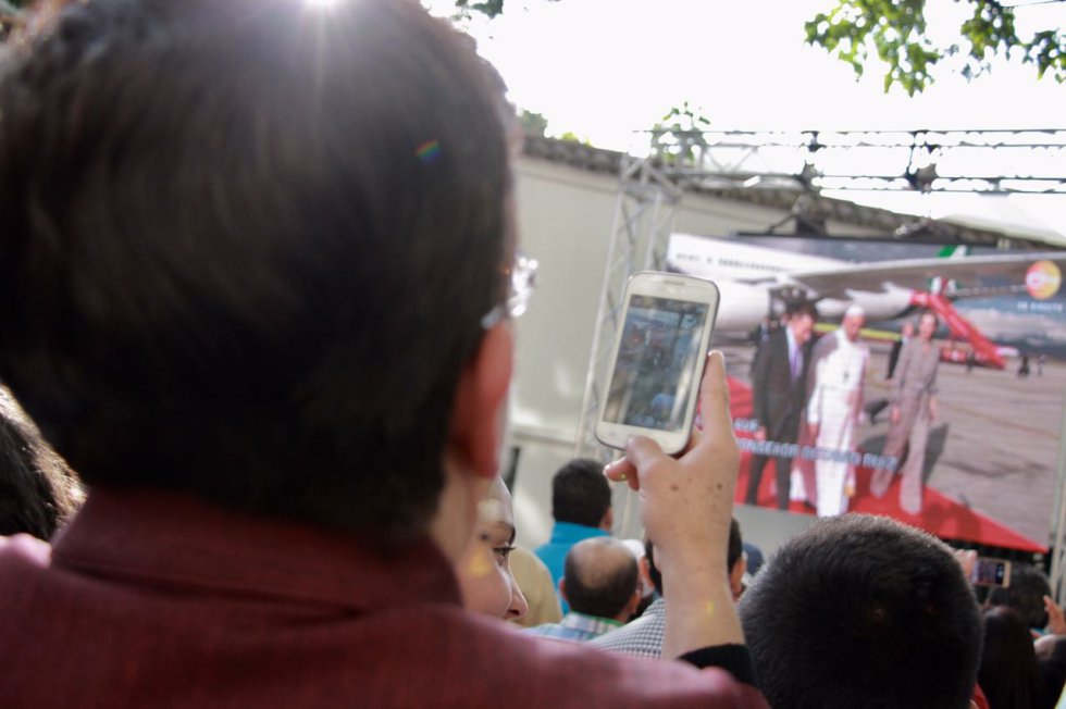 Los bogotanos viven la llegada del papa Francisco a territorio nacional, a través de diferentes medios se han unido a la bienvenida. Los bogotanos viven la llegada del papa Francisco a territorio nacional, a través de diferentes medios se han unido a la bienvenida.