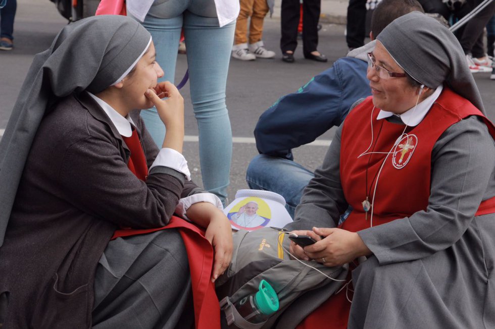 Personas de la comunidad religiosa se reunieron en Teusaquillo para esperar al papa Francisco Personas de la comunidad religiosa se reunieron en Teusaquillo para esperar al papa Francisco