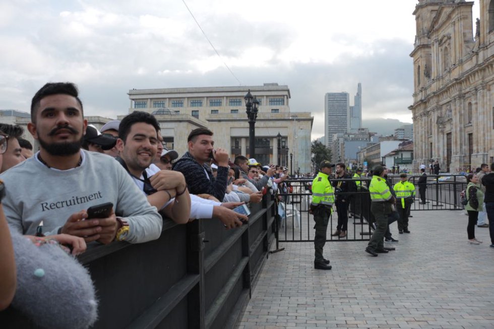 Con banderas y camisetas blancas las personas esperan al papa. Con banderas y camisetas blancas las personas esperan al papa.