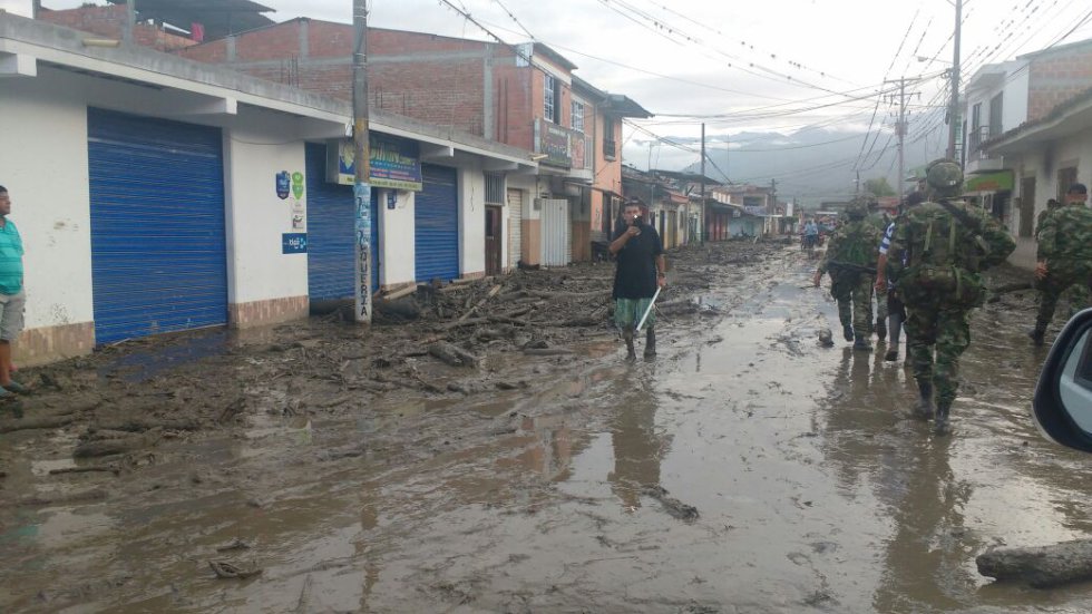 Los organismos encargados de atender la situación aseguraron que tras las lluvias se produjo una aglomeración de rocas y árboles, que provocó el aumento del nivel del río. Los organismos encargados de atender la situación aseguraron que tras las lluvias se produjo una aglomeración de rocas y árboles, que provocó el aumento del nivel del río.