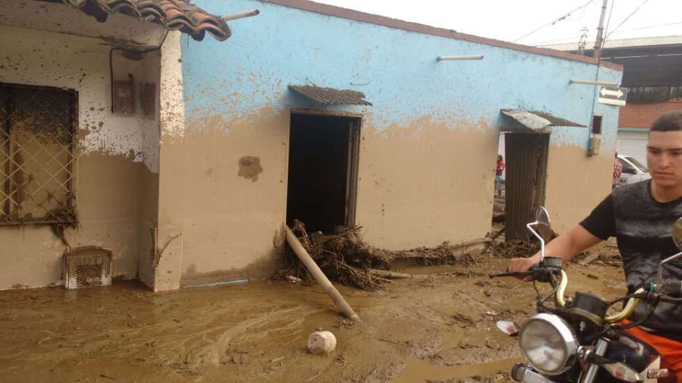 Unidades de Bomberos de Santander de Quilichao se trasladaron a la zona para apoyar las labores de ayuda. Unidades de Bomberos de Santander de Quilichao se trasladaron a la zona para apoyar las labores de ayuda.