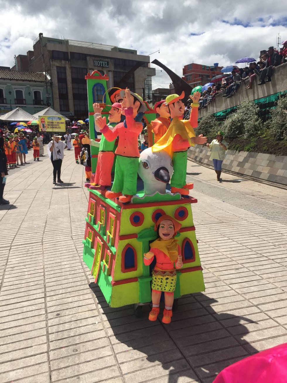 1.600 niños estuvieron en escena en el desfile del Carnavalito que busca preservar el componente artístico y cultural entre las distintas generaciones. 1.600 niños estuvieron en escena en el desfile del Carnavalito que busca preservar el componente artístico y cultural entre las distintas generaciones.