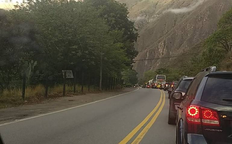 Hay Congestion En El Peaje Del Chicamocha En La Carretera Bucaramanga Bogota Reportan Congestion Cerca Del Peaje De Pescadero Bucaramanga Actualidad Caracol Radio