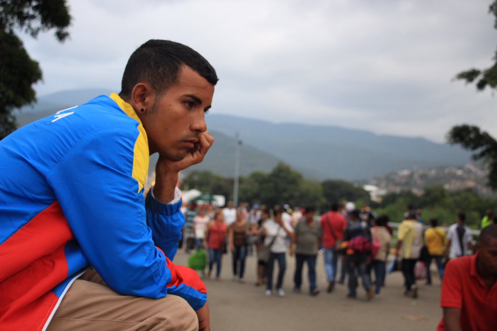 Amarillo, azul, rojo y una mirada perdida: esas son las características de los venezolanos que han tenido que migrar a Colombia para buscar nuevas oportunidades. Amarillo, azul, rojo y una mirada perdida: esas son las características de los venezolanos que han tenido que migrar a Colombia para buscar nuevas oportunidades.