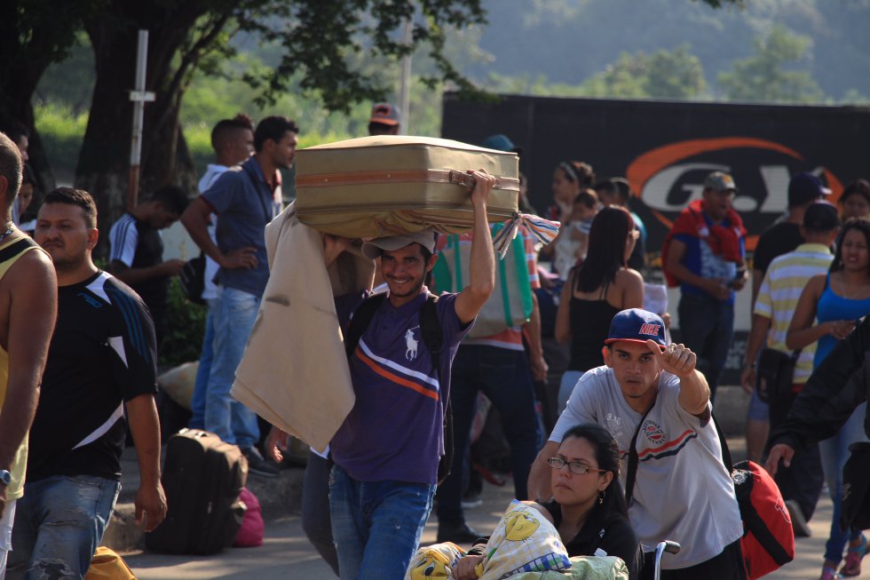 Traslado: familias, maletas y recuerdos cruzaron este día de un lado al otro de la frontera colombo-venezolano. Traslado: familias, maletas y recuerdos cruzaron este día de un lado al otro de la frontera colombo-venezolano.