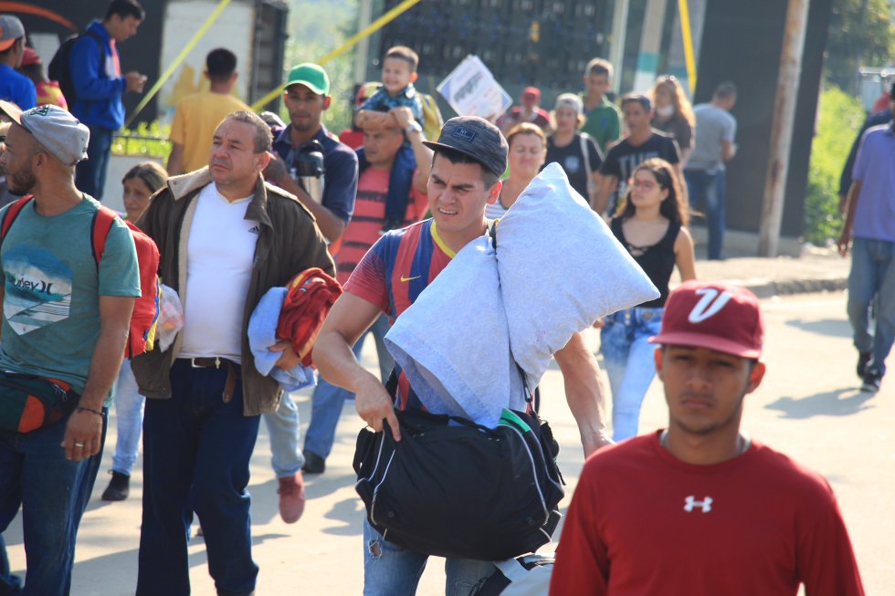 Equipaje con prioridades. Los venezolanos que atraviesan la frontera llegan armados con almohadas, cobijas, bebidas y otros elementos que les faciliten su nuevo comienzo. Equipaje con prioridades. Los venezolanos que atraviesan la frontera llegan armados con almohadas, cobijas, bebidas y otros elementos que les faciliten su nuevo comienzo.
