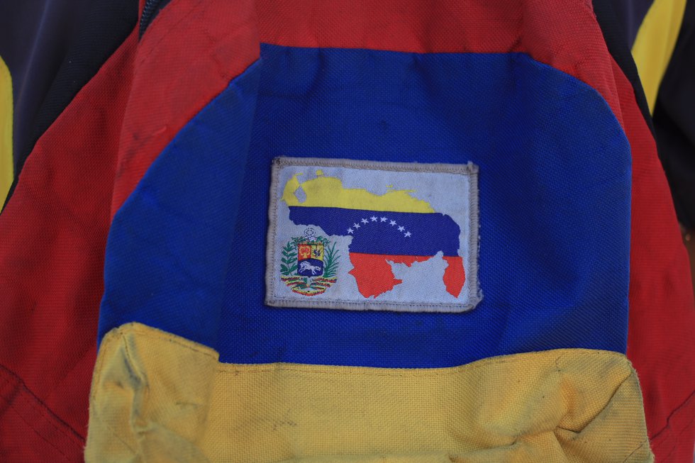 El escudo de armas de Venezuela, que simboliza la unión y la riqueza de la Nación, adorna la maleta de uno de los migrantes que, tras la crisis económica, abandona su país, rumbo a Colombia. El escudo de armas de Venezuela, que simboliza la unión y la riqueza de la Nación, adorna la maleta de uno de los migrantes que, tras la crisis económica, abandona su país, rumbo a Colombia.