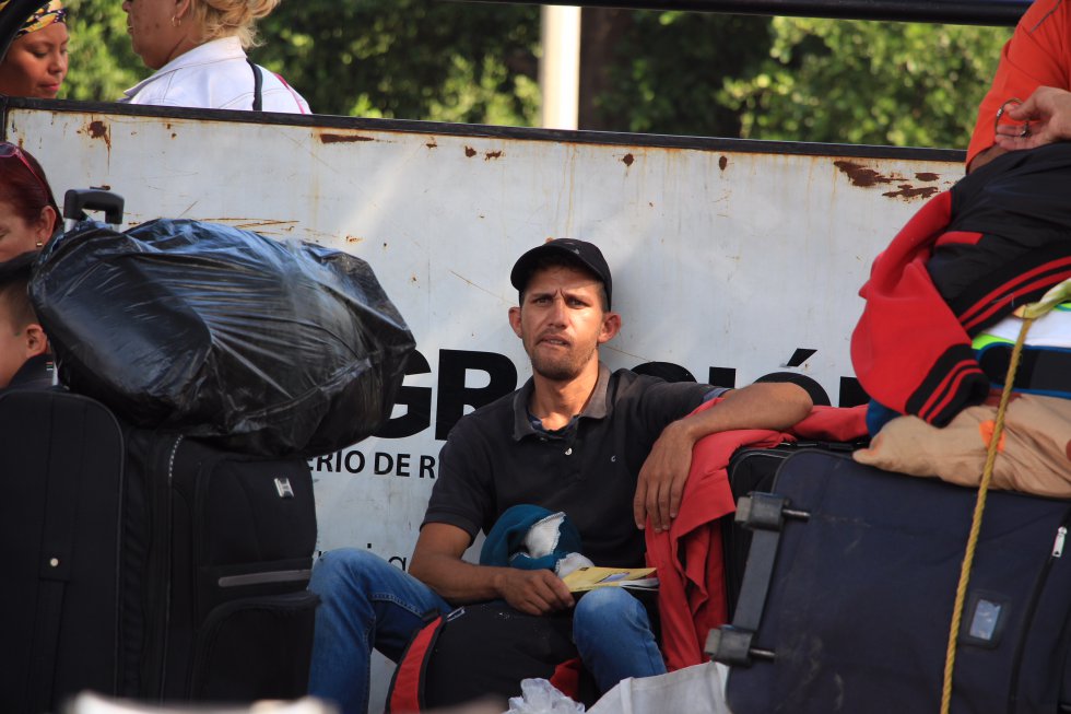 Equipaje para un largo viaje. Este venezolano descansa al frente de una valla de Migración Colombia, después de caminar por el puente internacional Simón Bolívar con las bolsas y maletas de su nueva vida. Equipaje para un largo viaje. Este venezolano descansa al frente de una valla de Migración Colombia, después de caminar por el puente internacional Simón Bolívar con las bolsas y maletas de su nueva vida.