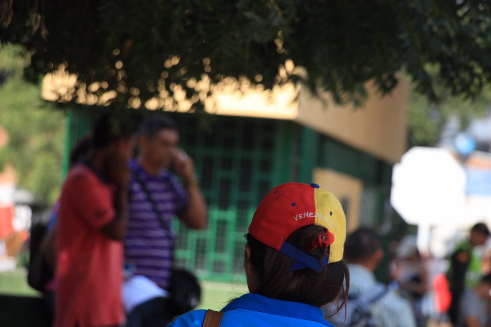 Una gorra con los colores de la bandera venezolana acompaña a una migrante. El amarillo venezolano, al igual que el colombiano, simboliza las riquezas, cuya ausencia es la que agudiza la crisis migratoria. Una gorra con los colores de la bandera venezolana acompaña a una migrante. El amarillo venezolano, al igual que el colombiano, simboliza las riquezas, cuya ausencia es la que agudiza la crisis migratoria.