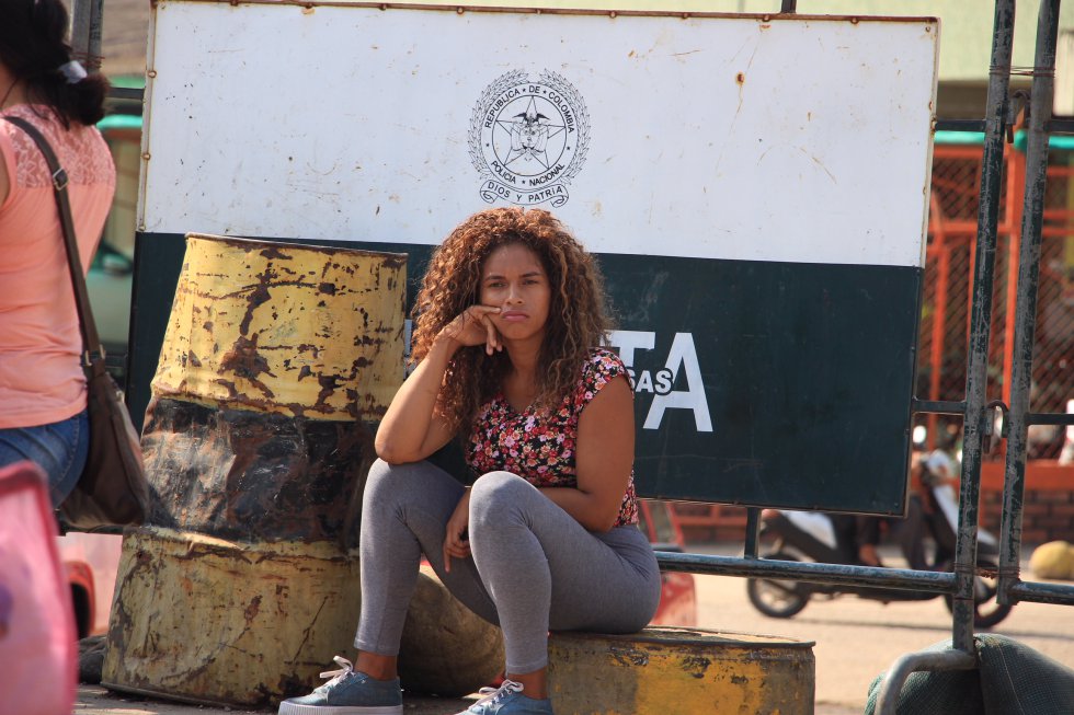 "Dios y Patria": esta venezolana descansa junto al lema del escudo de Colombia, después de cruzar la frontera desde su país. "Dios y Patria": las razones que la hicieron cruzar el puente internacional Simón Bolívar. "Dios y Patria": esta venezolana descansa junto al lema del escudo de Colombia, después de cruzar la frontera desde su país. "Dios y Patria": las razones que la hicieron cruzar el puente internacional Simón Bolívar.