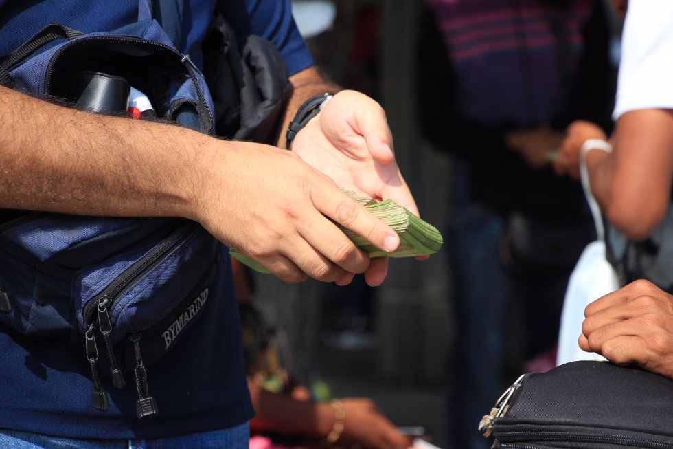 Decenas de billetes, pero muy poco valor. La devaluación hace que la moneda venezolana sea cada vez más insignificante. Decenas de billetes, pero muy poco valor. La devaluación hace que la moneda venezolana sea cada vez más insignificante.