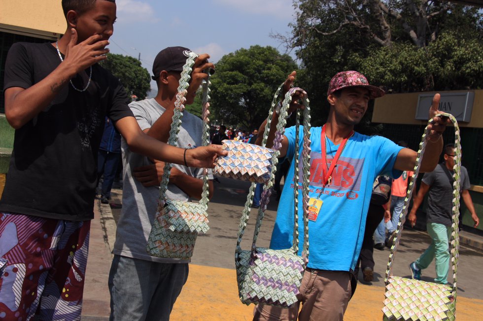 La creatividad de los venezolanos ha convertido cientos de bolívares devaluados en decenas de mochilas para la venta. La creatividad de los venezolanos ha convertido cientos de bolívares devaluados en decenas de mochilas para la venta.