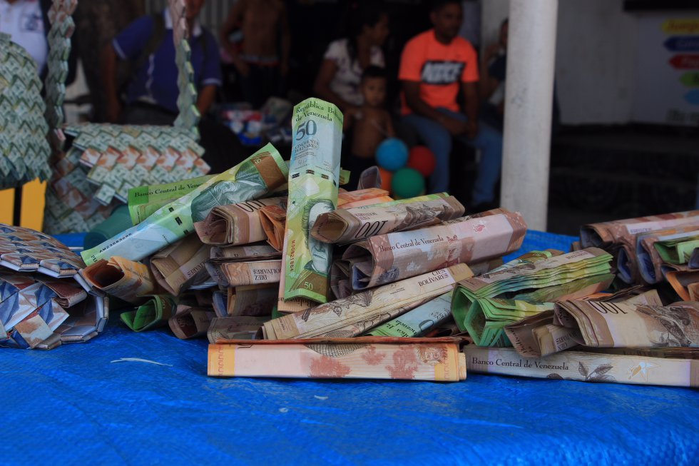 Lejos de ser un medio de pago estable dentro del país vecino, los bolívares ahora son solo el insumo de las artesanías que los venezolanos construyen para obtener dinero colombiano. Lejos de ser un medio de pago estable dentro del país vecino, los bolívares ahora son solo el insumo de las artesanías que los venezolanos construyen para obtener dinero colombiano.