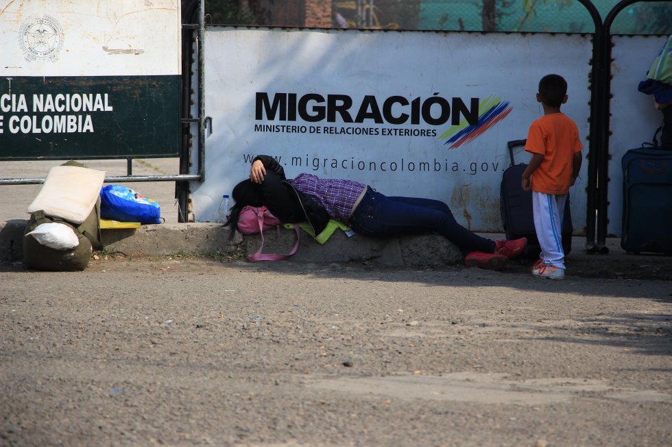 Al otro lado frontera, en el lado colombiano, los venezolanos llegan agotados, pero Cúcuta es solo la primera estación de un largo trayecto por salir adelante. Al otro lado frontera, en el lado colombiano, los venezolanos llegan agotados, pero Cúcuta es solo la primera estación de un largo trayecto por salir adelante.