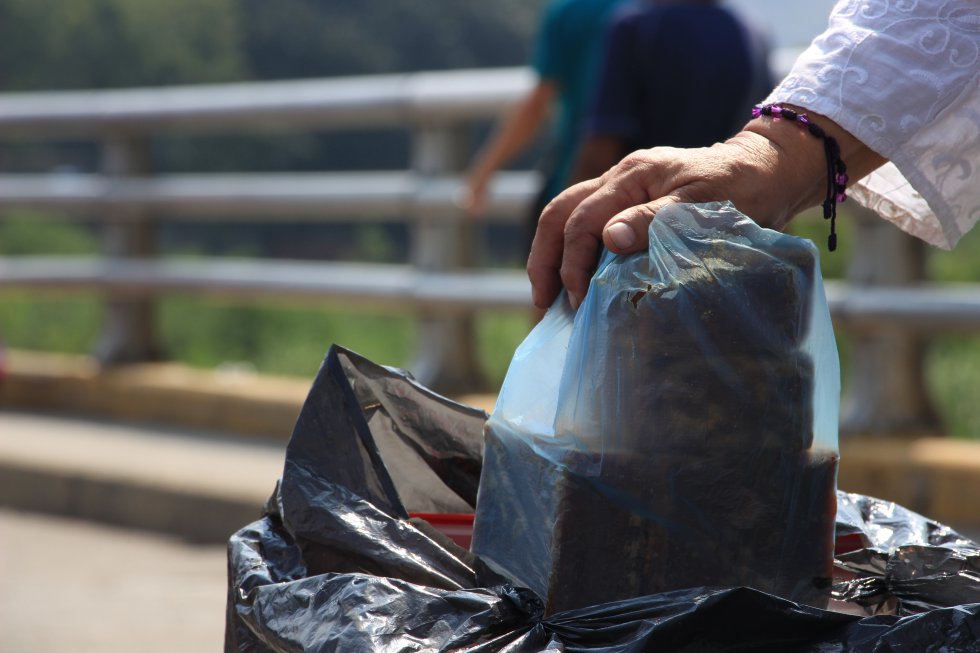 Tres bloques... de panela hacen parte de la mudanza de esta venezolana que atraviesa la frontera hacia Colombia. Tres bloques... de panela hacen parte de la mudanza de esta venezolana que atraviesa la frontera hacia Colombia.