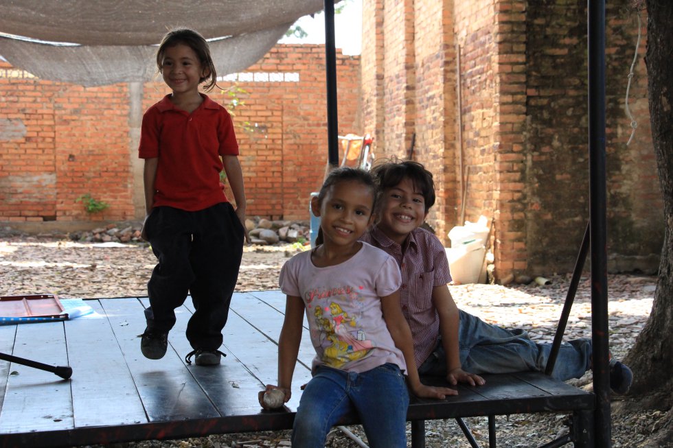Con un poco más de optimismo que las de los adultos, las miradas y sonrisas de los niños venezolanos le ponen luz a los grupos de migrantes. Con un poco más de optimismo que las de los adultos, las miradas y sonrisas de los niños venezolanos le ponen luz a los grupos de migrantes.