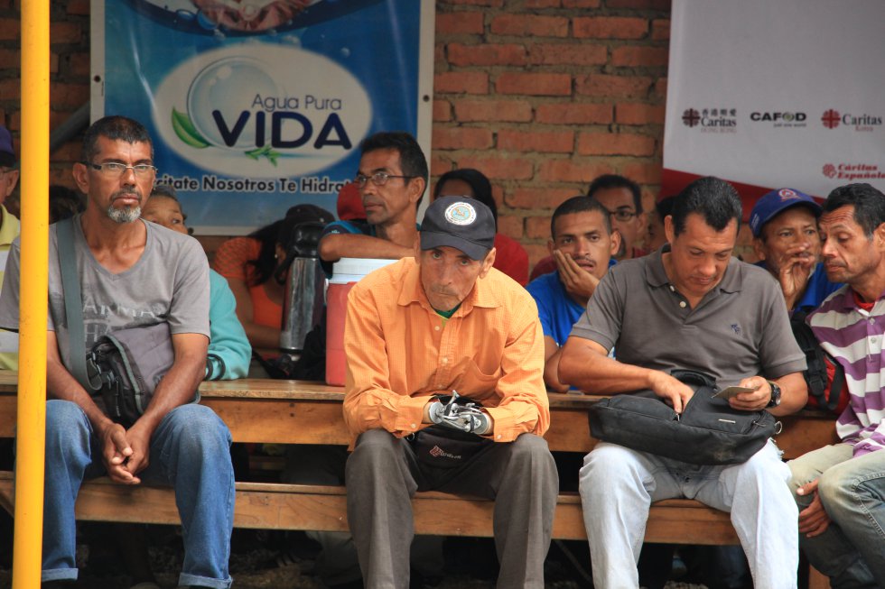 Algo falta. La migración deja atrás personas, historias, proyectos, como los que reflejan los ojos de estos venezolanos reunidos en la frontera. Algo falta. La migración deja atrás personas, historias, proyectos, como los que reflejan los ojos de estos venezolanos reunidos en la frontera.