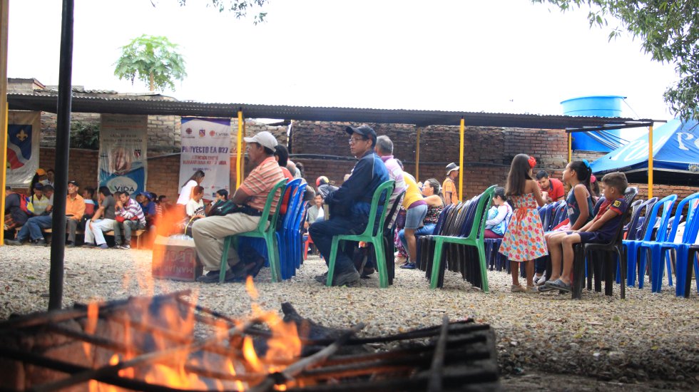¿Abrasados o abrazados? Reuniones religiosas como la de la foto hacen que los venezolanos encuentren apoyo y alimenten la fe para enfrentar la migración. ¿Abrasados o abrazados? Reuniones religiosas como la de la foto hacen que los venezolanos encuentren apoyo y alimenten la fe para enfrentar la migración.