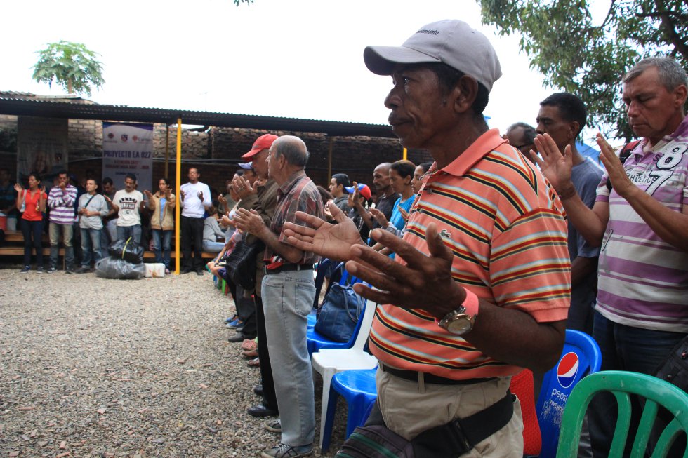 Con las manos abiertas, a la espera de ofrendas, un grupo de migrantes reza el "Padre nuestro" en la frontera colombo-venezolana. Con las manos abiertas, a la espera de ofrendas, un grupo de migrantes reza el "Padre nuestro" en la frontera colombo-venezolana.