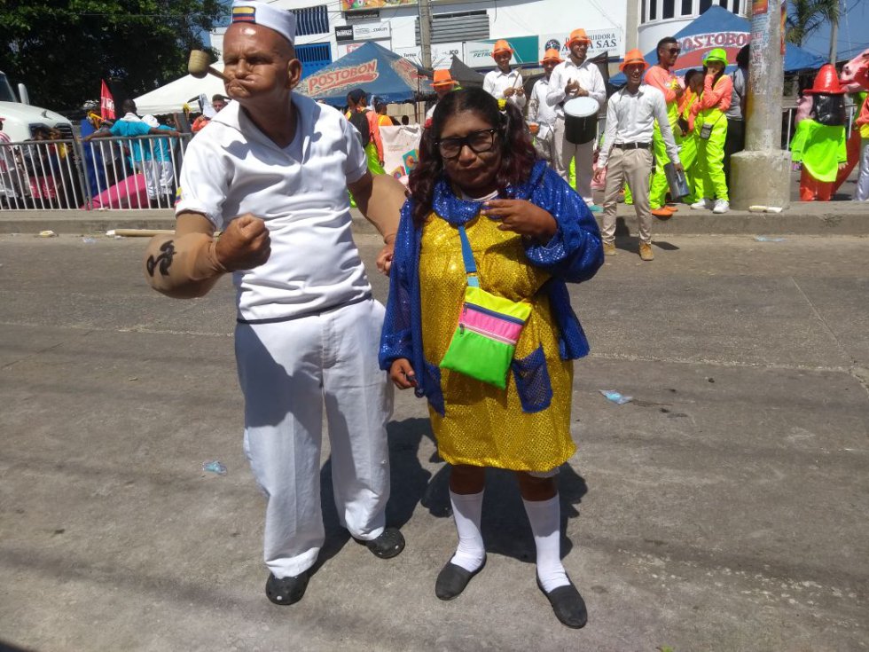En total son 114 grupos tradicionales que desfilan por la pista bailable de 4 kilómetros dando a conocer las verdaderas raíces del Carnaval. En total son 114 grupos tradicionales que desfilan por la pista bailable de 4 kilómetros dando a conocer las verdaderas raíces del Carnaval.