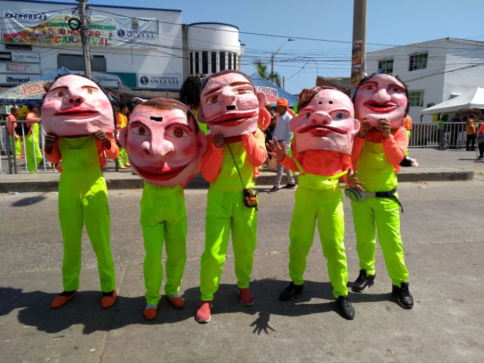 Sse les dedica el desfile a Dora Thomas, directora de la danza Indios e Indias de Trenzas Chimila y a Humberto Pernett (QEPD), uno de los gestores de la danza Cipote Garabato, entre otros personajes. Sse les dedica el desfile a Dora Thomas, directora de la danza Indios e Indias de Trenzas Chimila y a Humberto Pernett (QEPD), uno de los gestores de la danza Cipote Garabato, entre otros personajes.