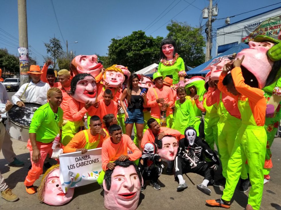 El desfile inició al mediodía de este domingo y es liderado por la soberana de las fiestas, Valeria Abuchaibe, a quien los carnavaleros han destacado su entrega y humildad con el pueblo barranquillero. El desfile inició al mediodía de este domingo y es liderado por la soberana de las fiestas, Valeria Abuchaibe, a quien los carnavaleros han destacado su entrega y humildad con el pueblo barranquillero.