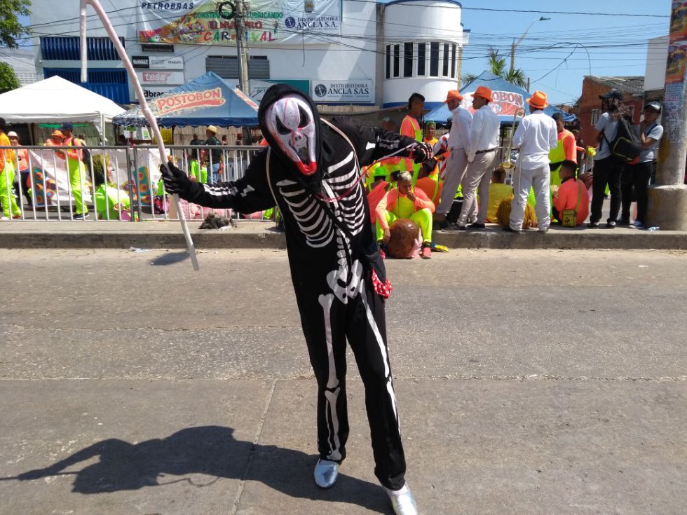 Por su parte, el Rey Momo, Ricardo Sierra, luce un vestido haciendo un reconocimiento a la danza del Garabato en donde se presenta la lucha entre la vida y la muerte. Por su parte, el Rey Momo, Ricardo Sierra, luce un vestido haciendo un reconocimiento a la danza del Garabato en donde se presenta la lucha entre la vida y la muerte.