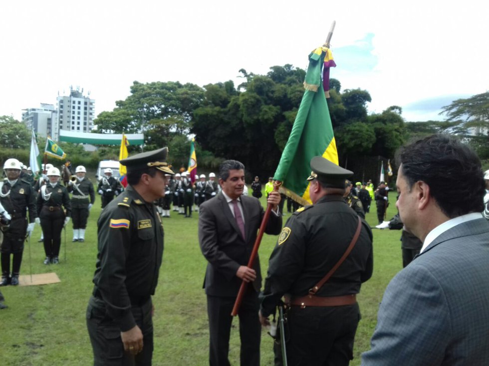 Gobernador del Quindío entrega la bandera del departamento al nuevo comandante de la policía Gobernador del Quindío entrega la bandera del departamento al nuevo comandante de la policía