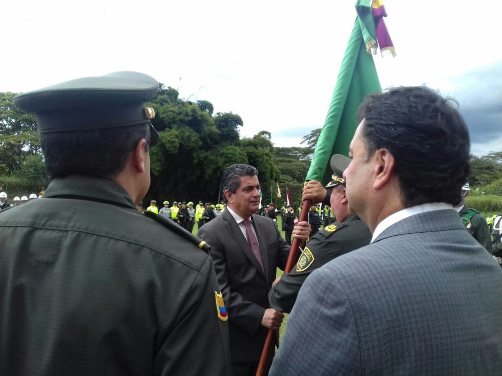 Coronel Hernando Benavides recibe la bandera del departamento del Quindío Coronel Hernando Benavides recibe la bandera del departamento del Quindío