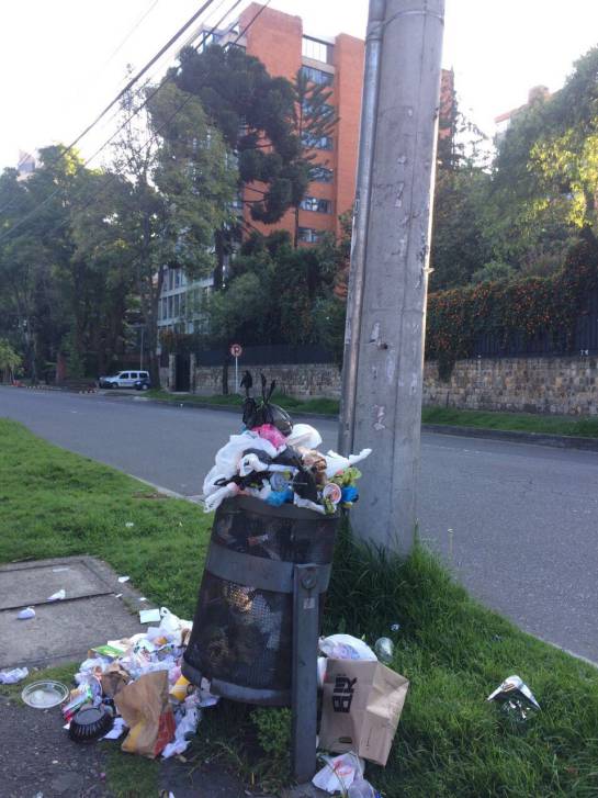 Basura en Bogotá: Llena de basuras amaneció calle donde vive el alcalde Enrique Peñalosa
