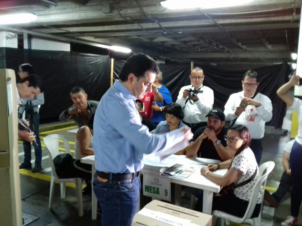El alcalde de Armenia, Carlos Mario Álvarez dando ejemplo y votando en el CAM El alcalde de Armenia, Carlos Mario Álvarez dando ejemplo y votando en el CAM