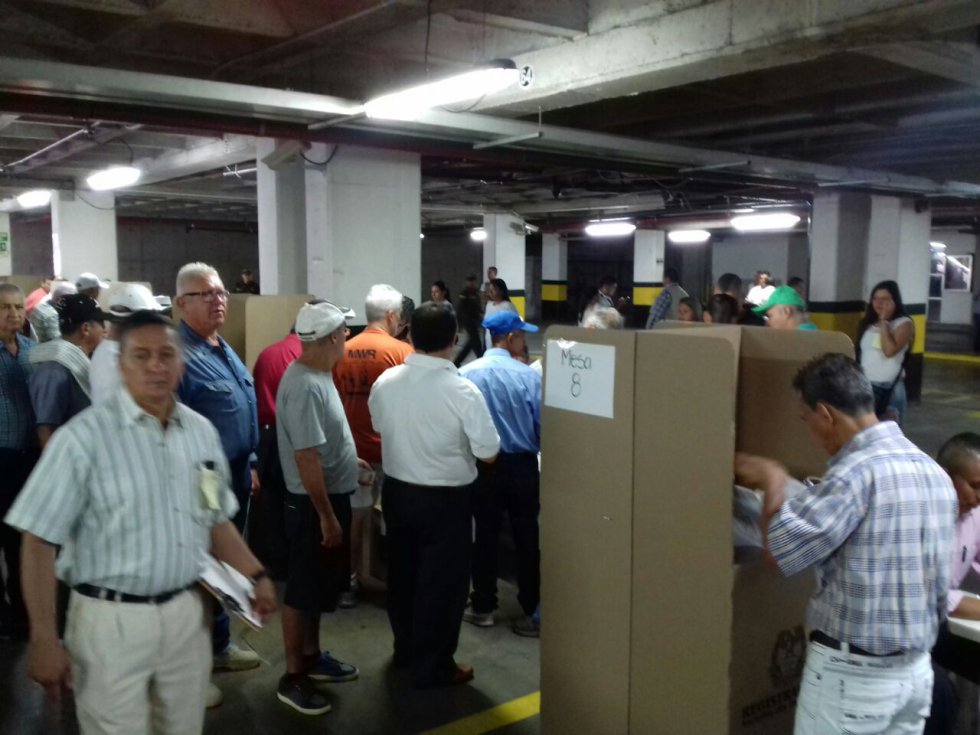 Largas filas en las mesas de votación en el inicio de la jornada Largas filas en las mesas de votación en el inicio de la jornada