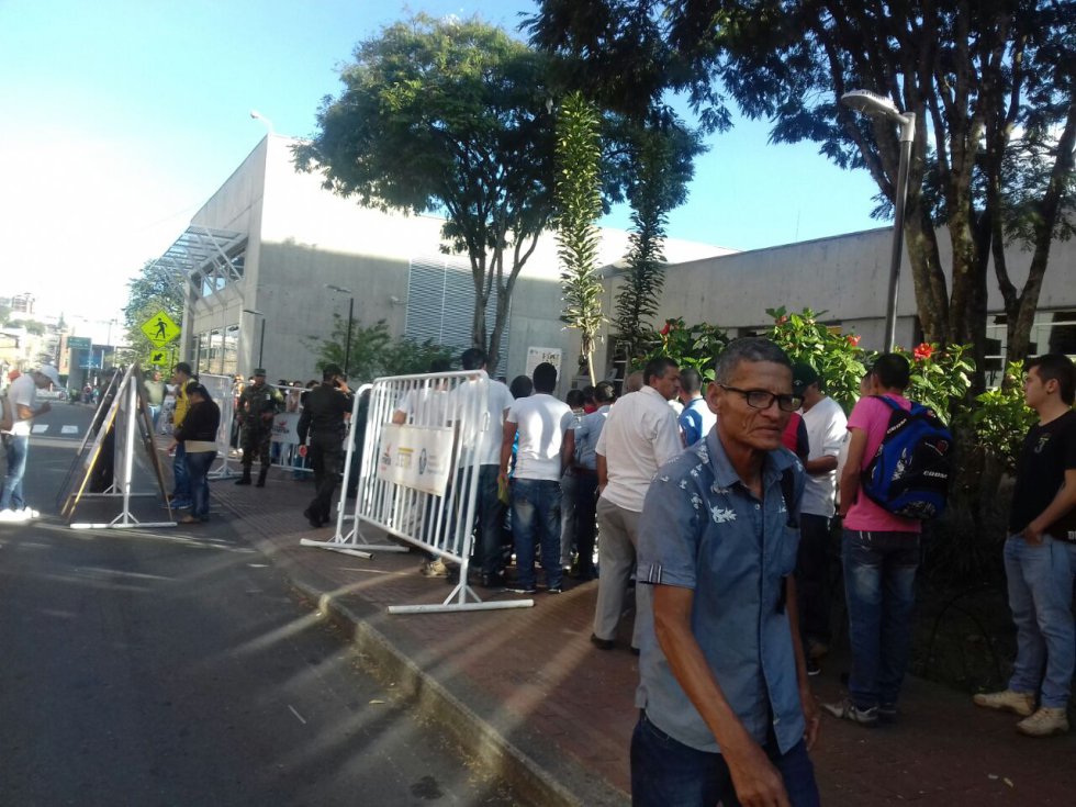 Desde ante de iniciar la jornada en el CAM ya había filas de ciudadanos Desde ante de iniciar la jornada en el CAM ya había filas de ciudadanos