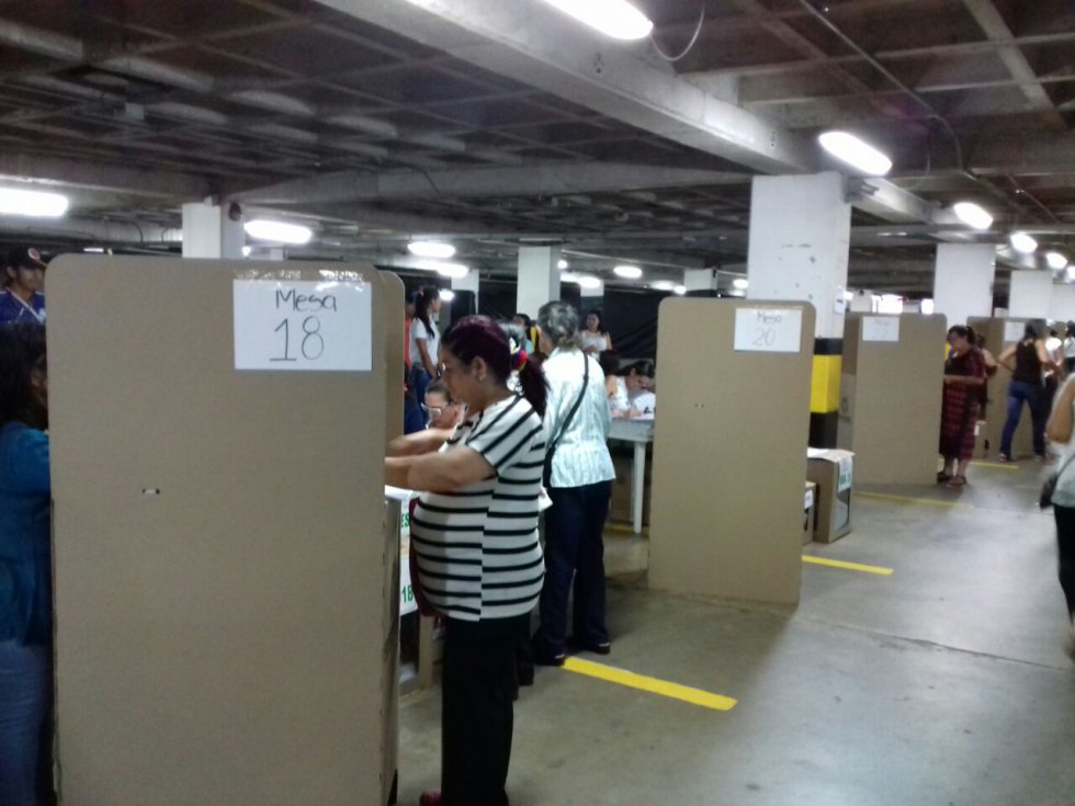 Con normalidad las mujeres también ejercen su derecho al voto Con normalidad las mujeres también ejercen su derecho al voto