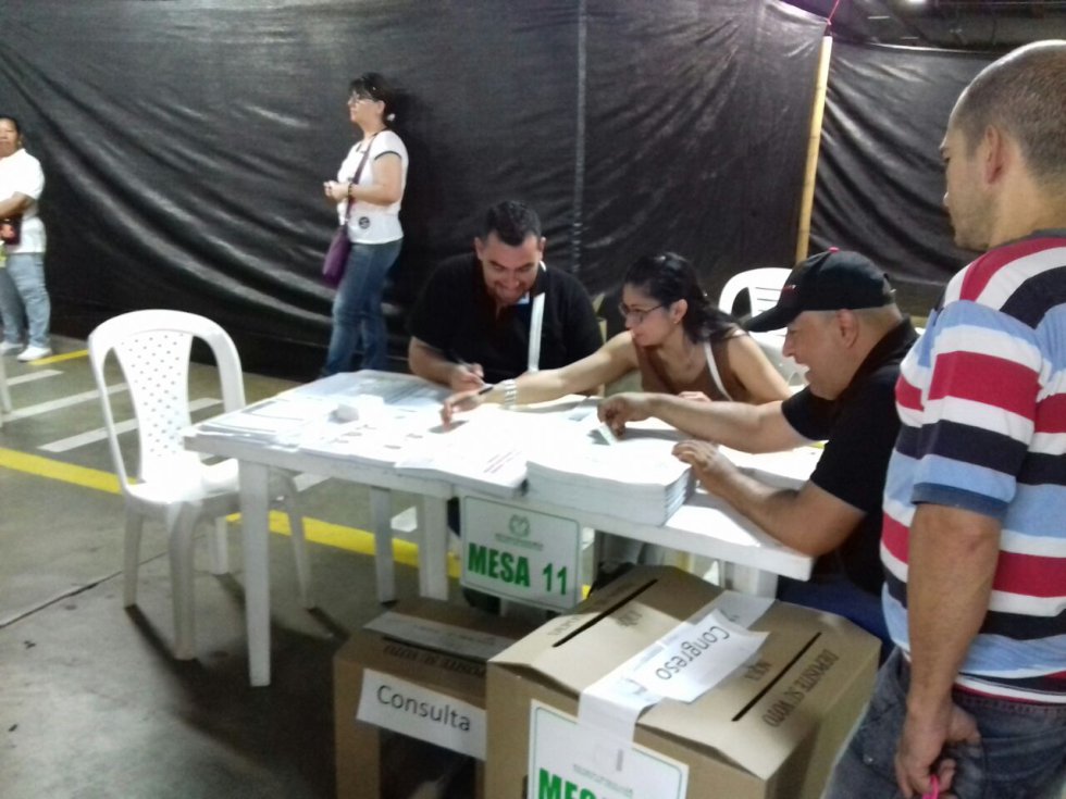 Los jurados de votación cumpliendo con su labor Los jurados de votación cumpliendo con su labor