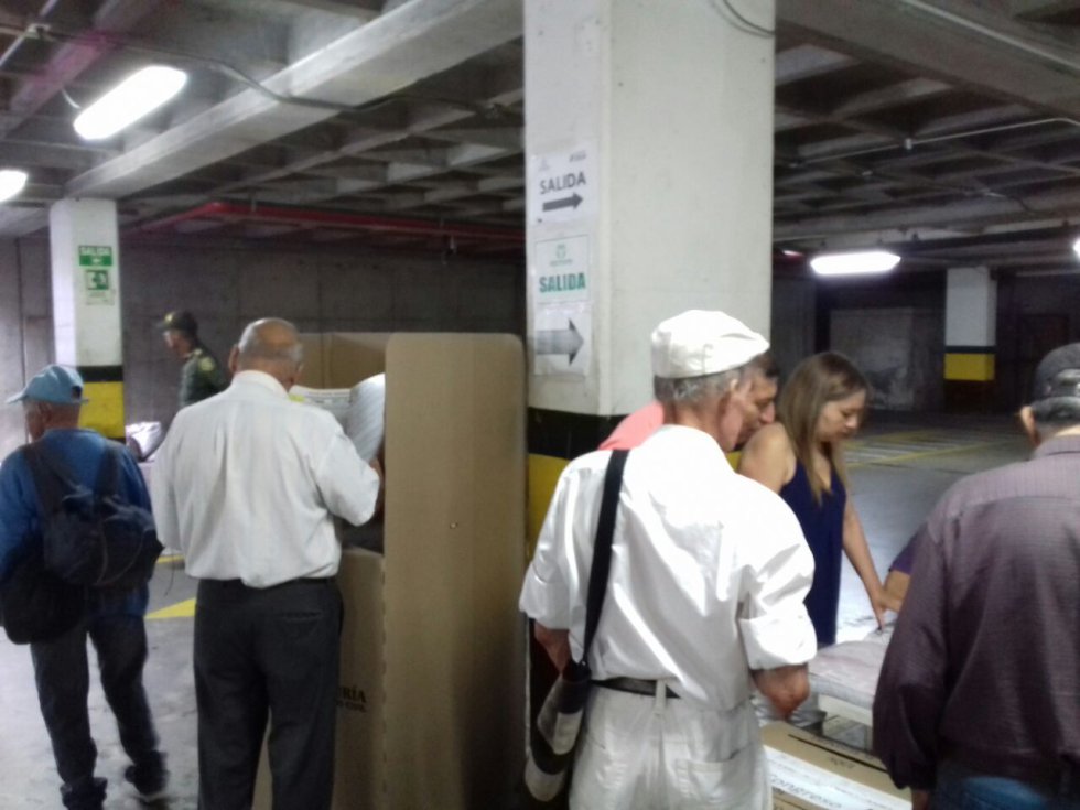 Para algunas personas era muy dispendioso el manejo de los tarjetones electorales Para algunas personas era muy dispendioso el manejo de los tarjetones electorales