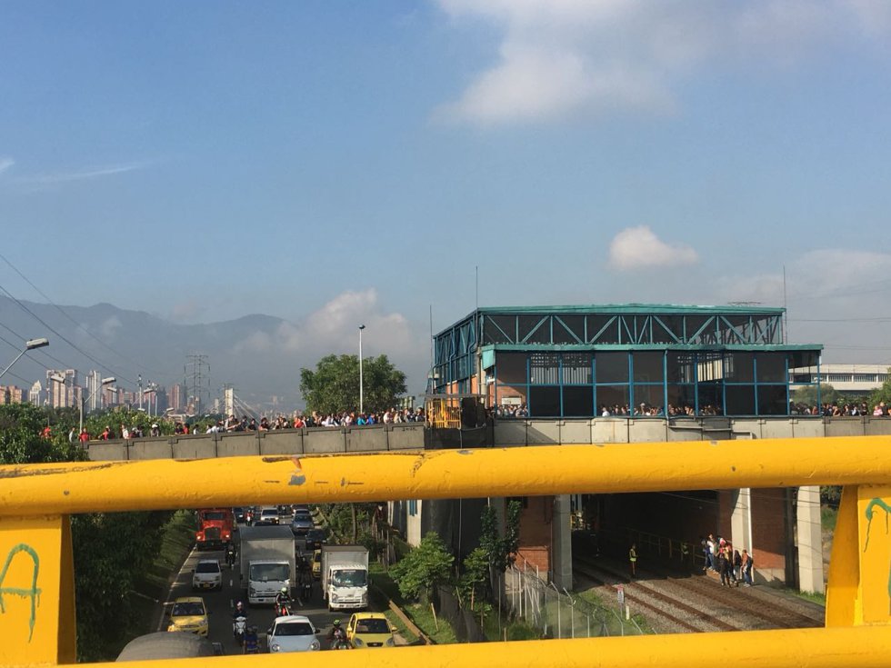 Caos por falla mécanica en el Metro de Medellín | Fotogalería | Actualidad | Caracol Radio