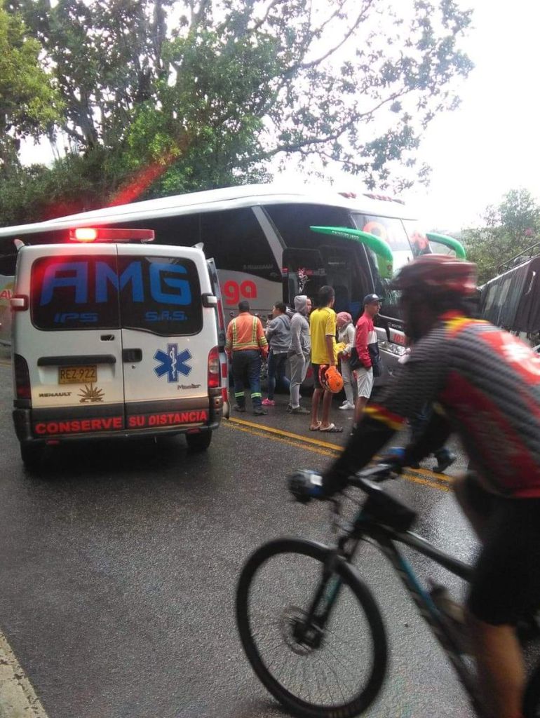 ACCIDENTE DEJA CUATRO PERSONAS HERIDAS VIA BUCARAMANGABOGOTÁ Cuatro