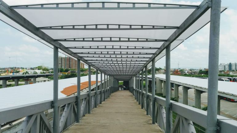 Avanza instalación de cubiertas de rampas peatonales de Patio Portal