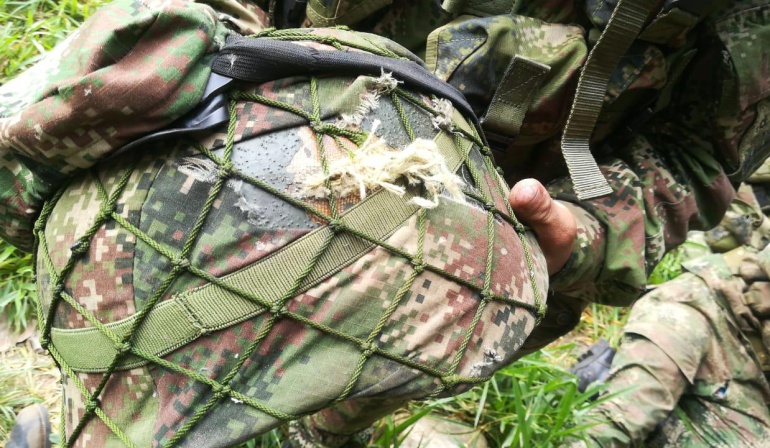 Casco militar salvó la vida a soldado atacado por francotirador en