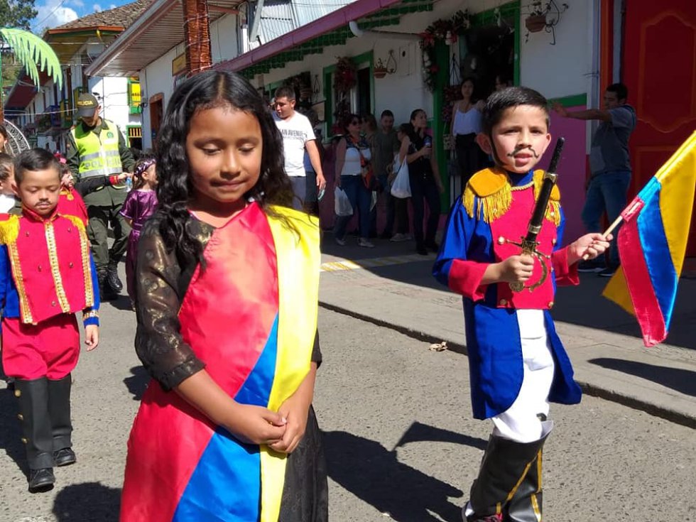 Con actividades artísticas, culturales, históricas, deportivas, tradicionales y rumba, el municipio de Salento celebra sus fiestas este fin de semana donde se conmemora y recuerda el paso del libertador Simón Bolívar por esta localidad. Con actividades artísticas, culturales, históricas, deportivas, tradicionales y rumba, el municipio de Salento celebra sus fiestas este fin de semana donde se conmemora y recuerda el paso del libertador Simón Bolívar por esta localidad.
