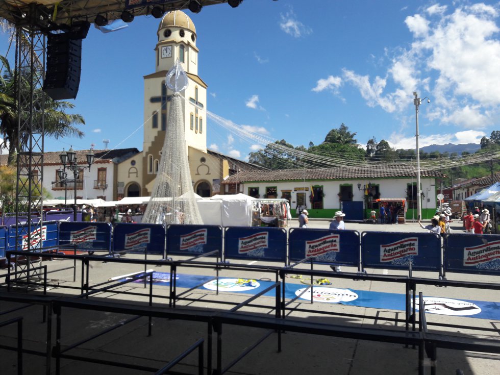 Durante cinco días propios y visitantes disfrutaron de esta localidad quindiana que se consolida como una de las más visitadas durante esta época de vacaciones, Salento y sus fiestas donde se recuerda el paso del libertador Simón Bolívar. Durante cinco días propios y visitantes disfrutaron de esta localidad quindiana que se consolida como una de las más visitadas durante esta época de vacaciones, Salento y sus fiestas donde se recuerda el paso del libertador Simón Bolívar.