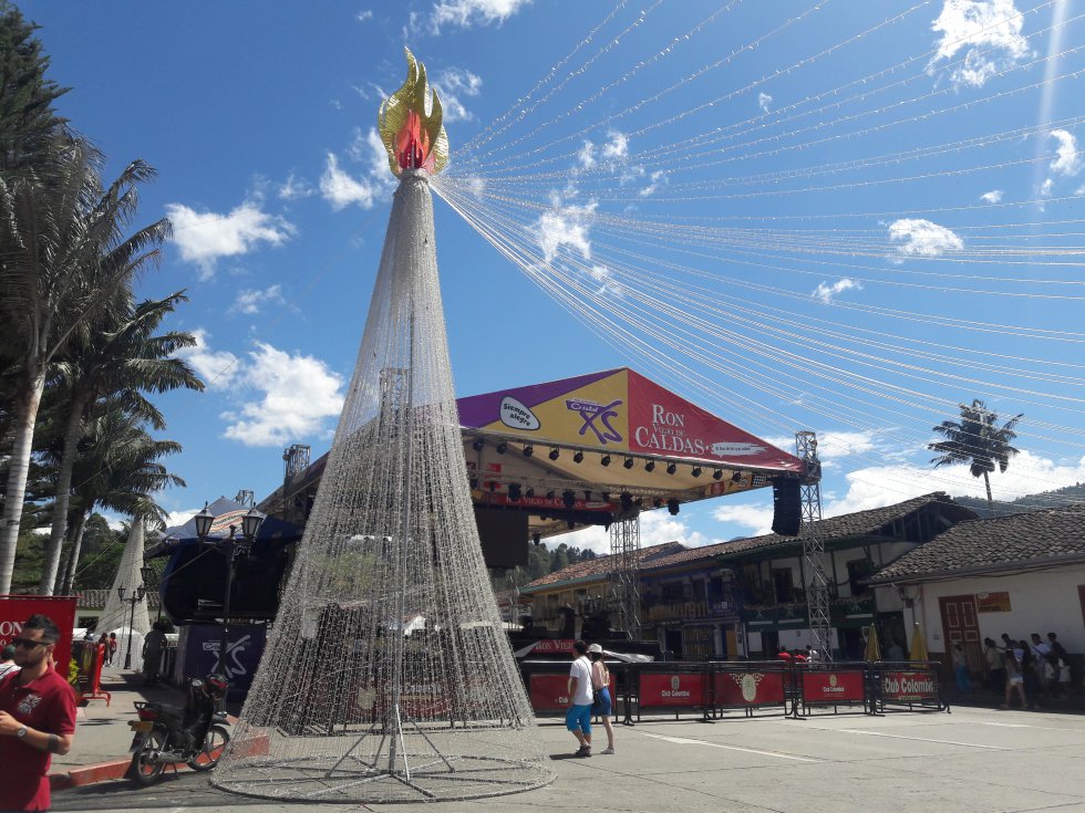 Durante cinco días propios y visitantes disfrutaron de esta localidad quindiana que se consolida como una de las más visitadas durante esta época de vacaciones, Salento y sus fiestas donde se recuerda el paso del libertador Simón Bolívar. Durante cinco días propios y visitantes disfrutaron de esta localidad quindiana que se consolida como una de las más visitadas durante esta época de vacaciones, Salento y sus fiestas donde se recuerda el paso del libertador Simón Bolívar.
