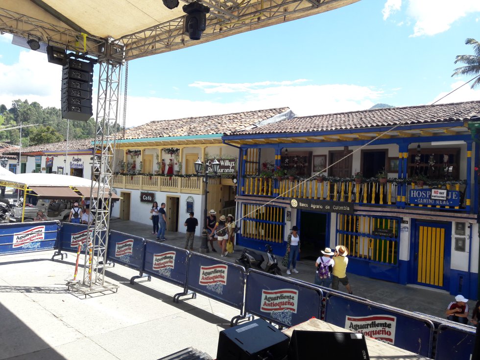 Durante cinco días propios y visitantes disfrutaron de esta localidad quindiana que se consolida como una de las más visitadas durante esta época de vacaciones, Salento y sus fiestas donde se recuerda el paso del libertador Simón Bolívar. Durante cinco días propios y visitantes disfrutaron de esta localidad quindiana que se consolida como una de las más visitadas durante esta época de vacaciones, Salento y sus fiestas donde se recuerda el paso del libertador Simón Bolívar.