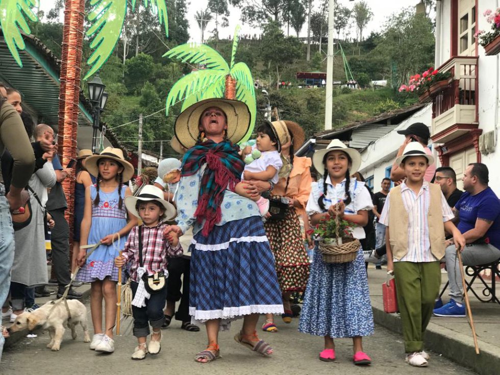 Durante cinco días propios y visitantes disfrutaron de esta localidad quindiana que se consolida como una de las más visitadas durante esta época de vacaciones, Salento y sus fiestas donde se recuerda el paso del libertador Simón Bolívar. Durante cinco días propios y visitantes disfrutaron de esta localidad quindiana que se consolida como una de las más visitadas durante esta época de vacaciones, Salento y sus fiestas donde se recuerda el paso del libertador Simón Bolívar.
