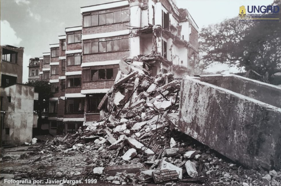 En el Centro de Convenciones de Armenia se realizara el Encuentro Nacional de Riesgo Sísmico donde hay una exposición de fotografías en blanco y negro de las afectaciones por el terremoto. En el Centro de Convenciones de Armenia se realizara el Encuentro Nacional de Riesgo Sísmico donde hay una exposición de fotografías en blanco y negro de las afectaciones por el terremoto.