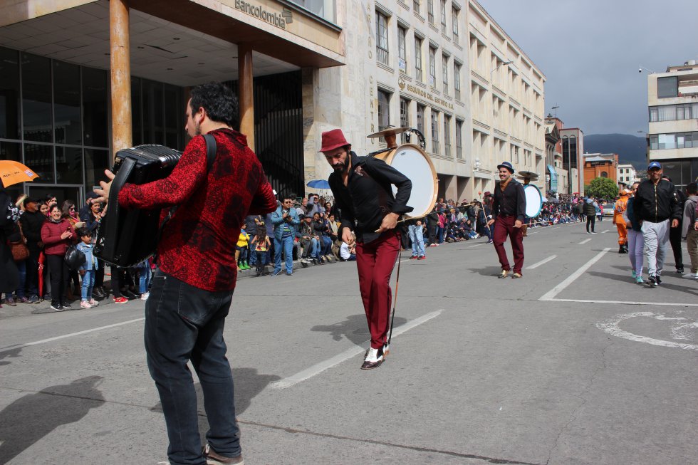 Las personas se mueven al son de la música Las personas se mueven al son de la música