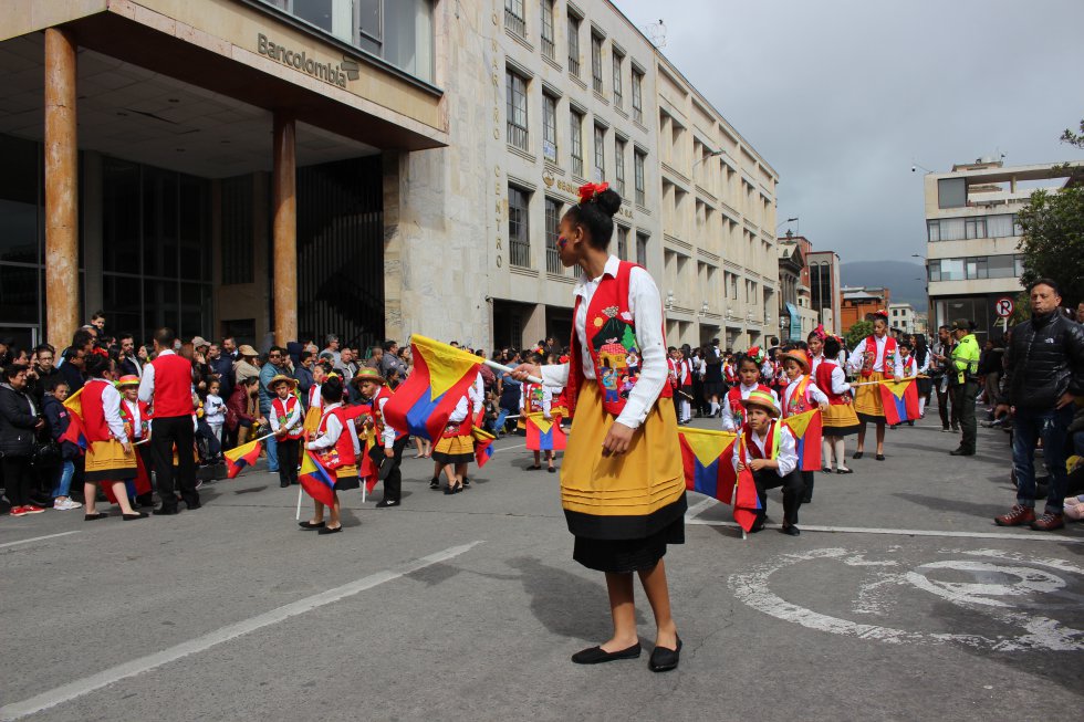 Las tradiciones de cada ciudad se vieron reflejados con los movimientos de los cuerpos de las personas que estaban en el desfile. Las tradiciones de cada ciudad se vieron reflejados con los movimientos de los cuerpos de las personas que estaban en el desfile.